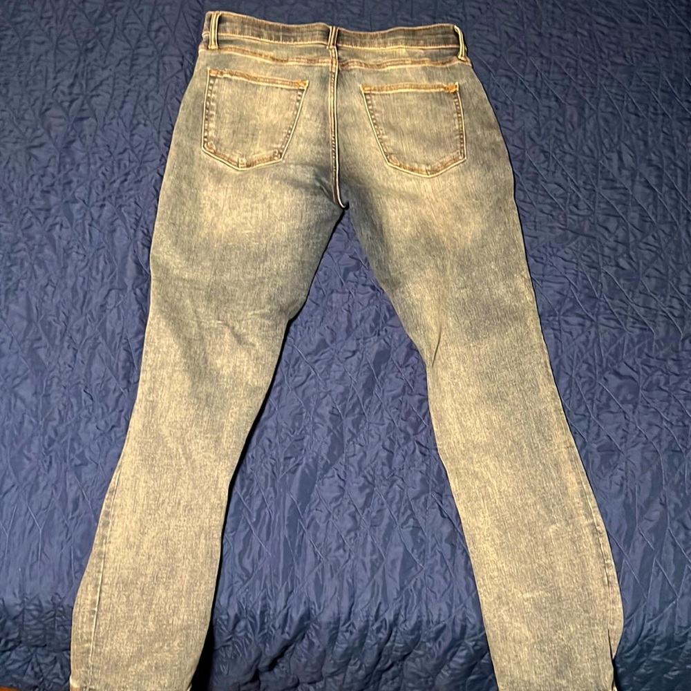 I’m selling a old navy pair of jeans